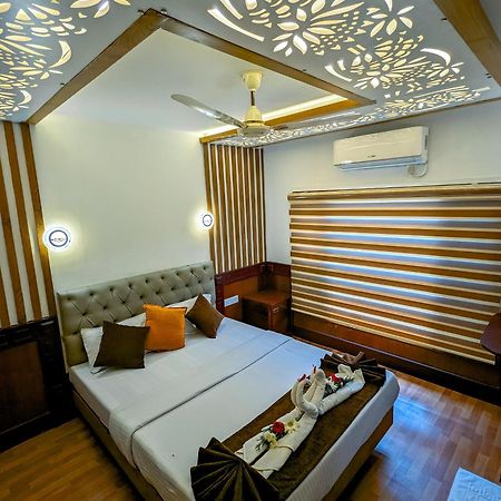 Grand Villa Houseboat Kumarakom Exteriör bild