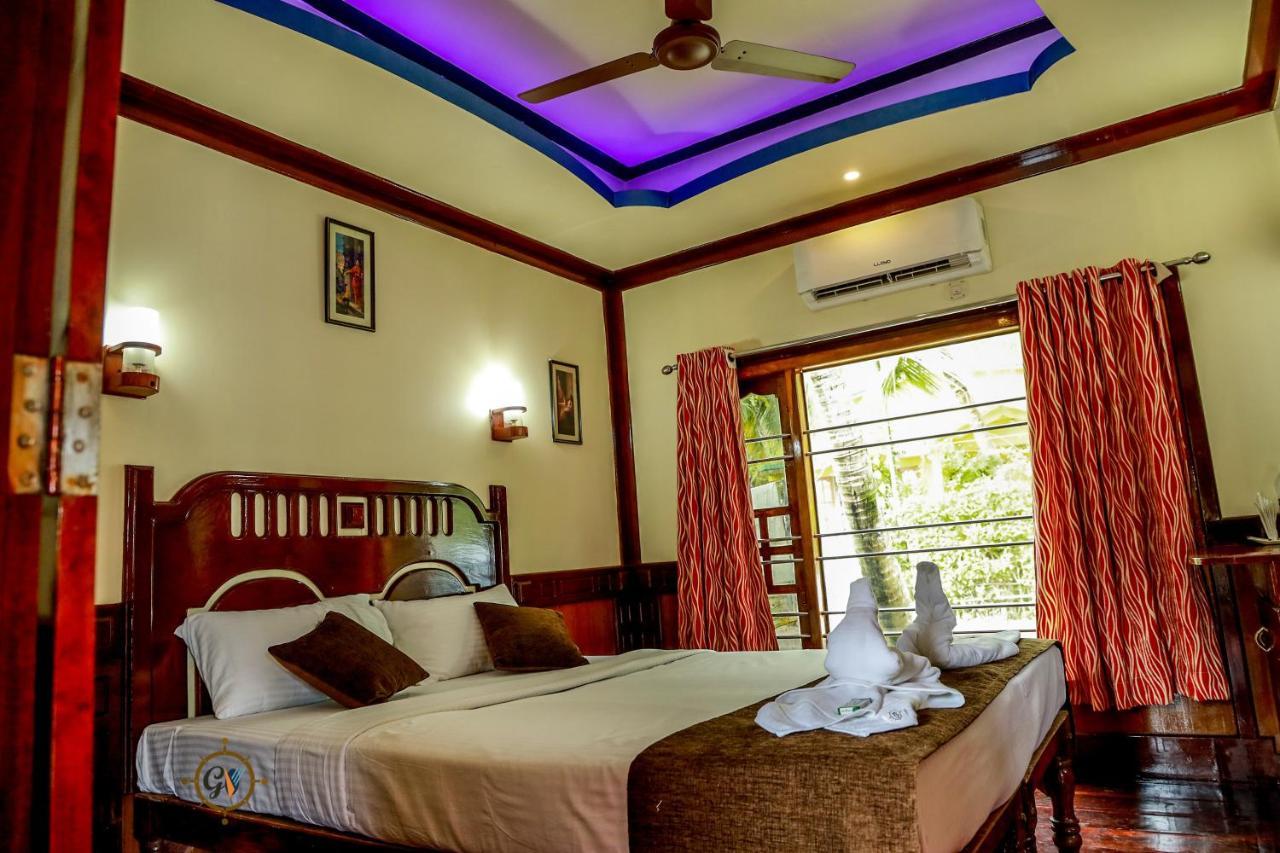 Grand Villa Houseboat Kumarakom Exteriör bild