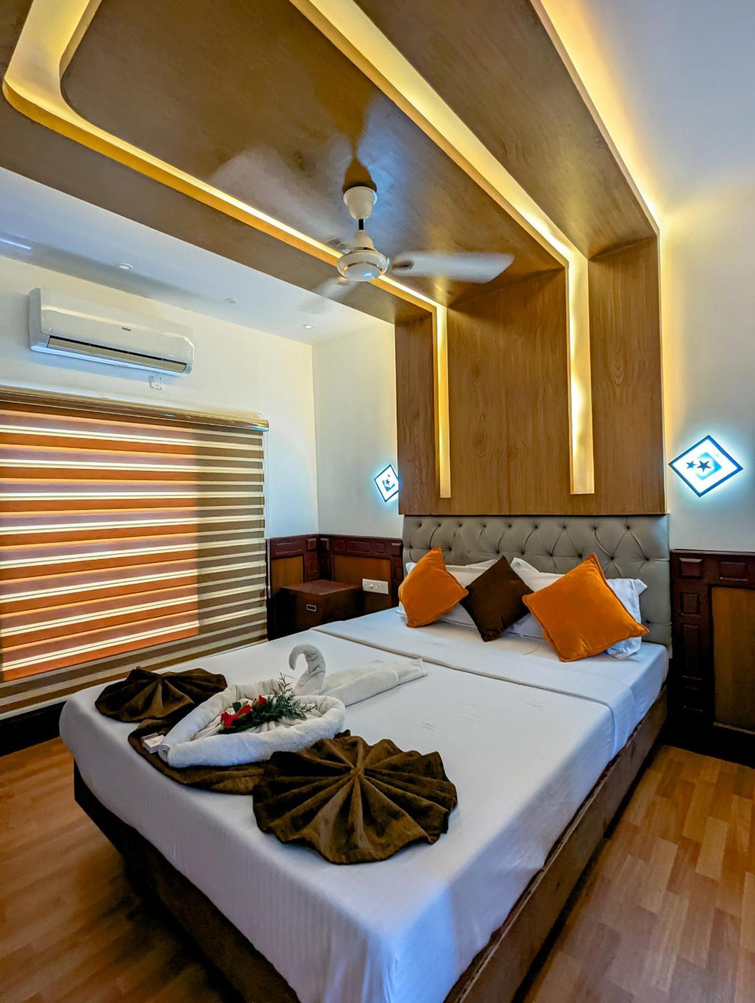 Grand Villa Houseboat Kumarakom Exteriör bild